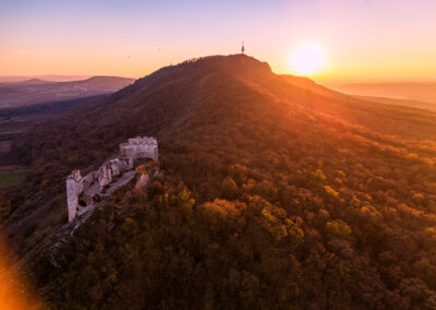 Děvičky, Dívčí hrad, Pálava, Děvín, dron, západ slunce